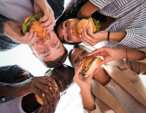 Como McDonald’s e o Burger King obtiveram sucesso em se conectar com a “geração Z”?